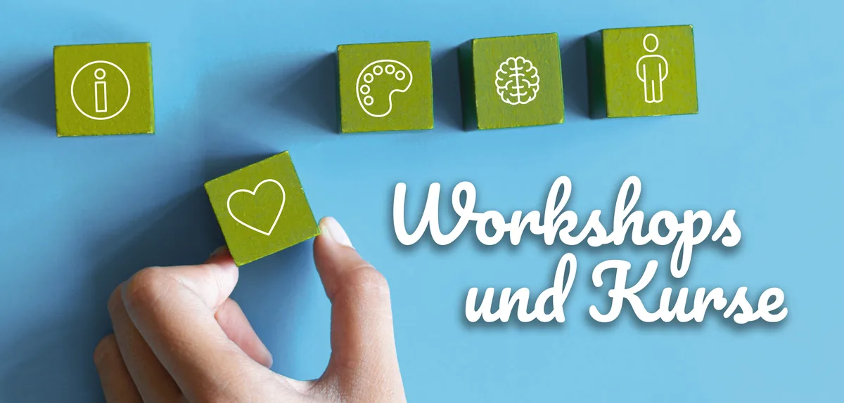 Grüne Holzwürfel mit eingeritzten Sinnbildern liegen auf hellblauem Grund, eine Hand legt einen Würfel mit Herz dazu. Daneben in Schreibschrift „Workshops und Kurse“.