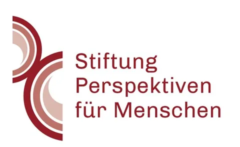 Zeichen der Stiftung Perspektiven für Menschen: ineinandergelegte dunkelrote Bögen neben dem Namen.